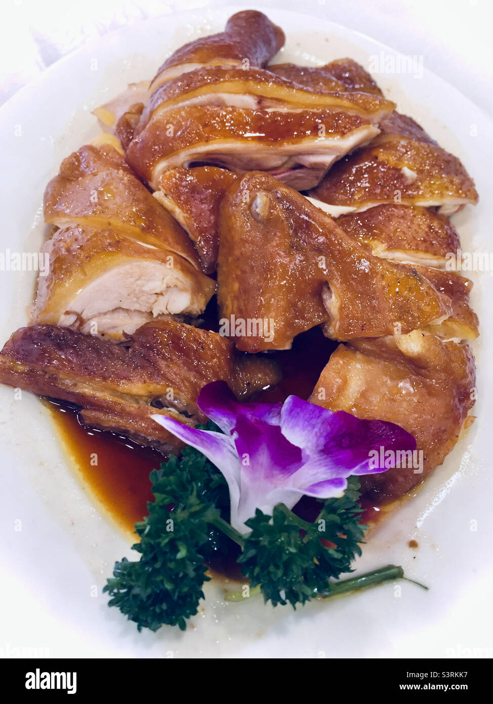 Teller mit gebratener Ente im chinesischen Stil Stockfoto
