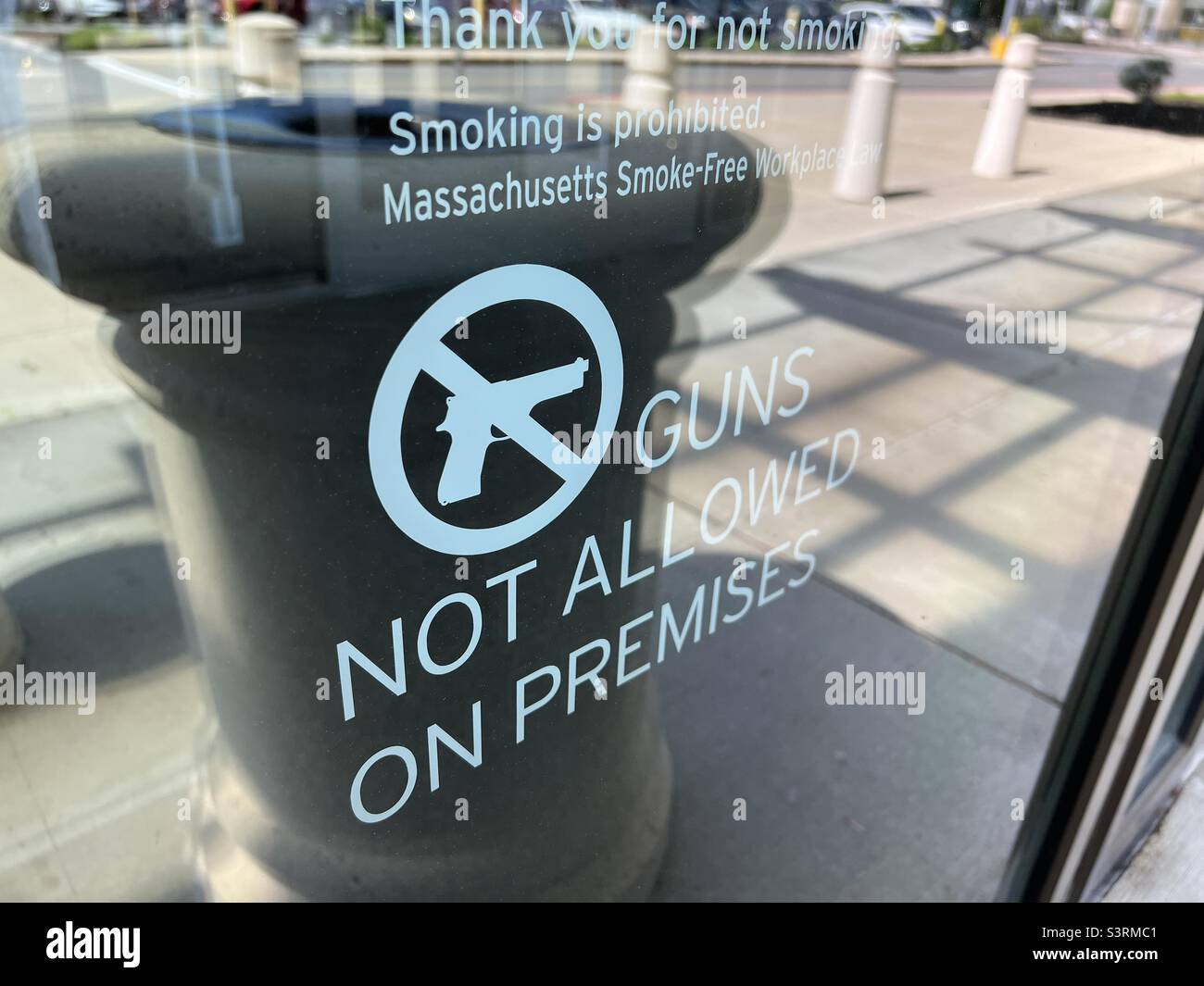 Waffen nicht erlaubt Schild Eingang zum Einzelhandelsgeschäft in Mall Massachusetts USA Stockfoto