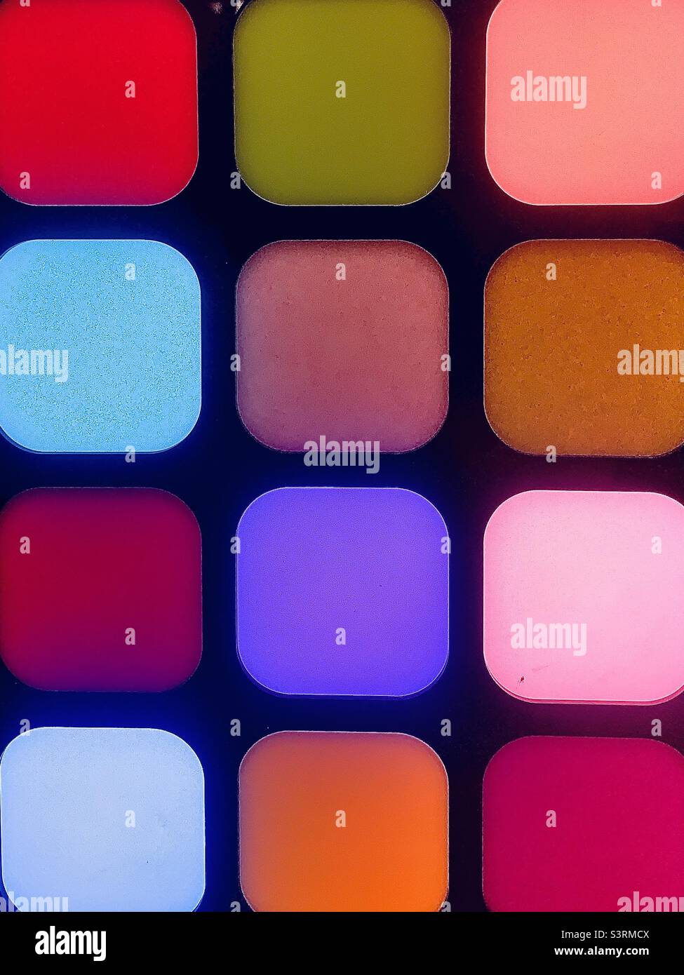 Bunte Quadrate auf schwarzem Hintergrund - Smartphone-aufgenommenes Stockfoto