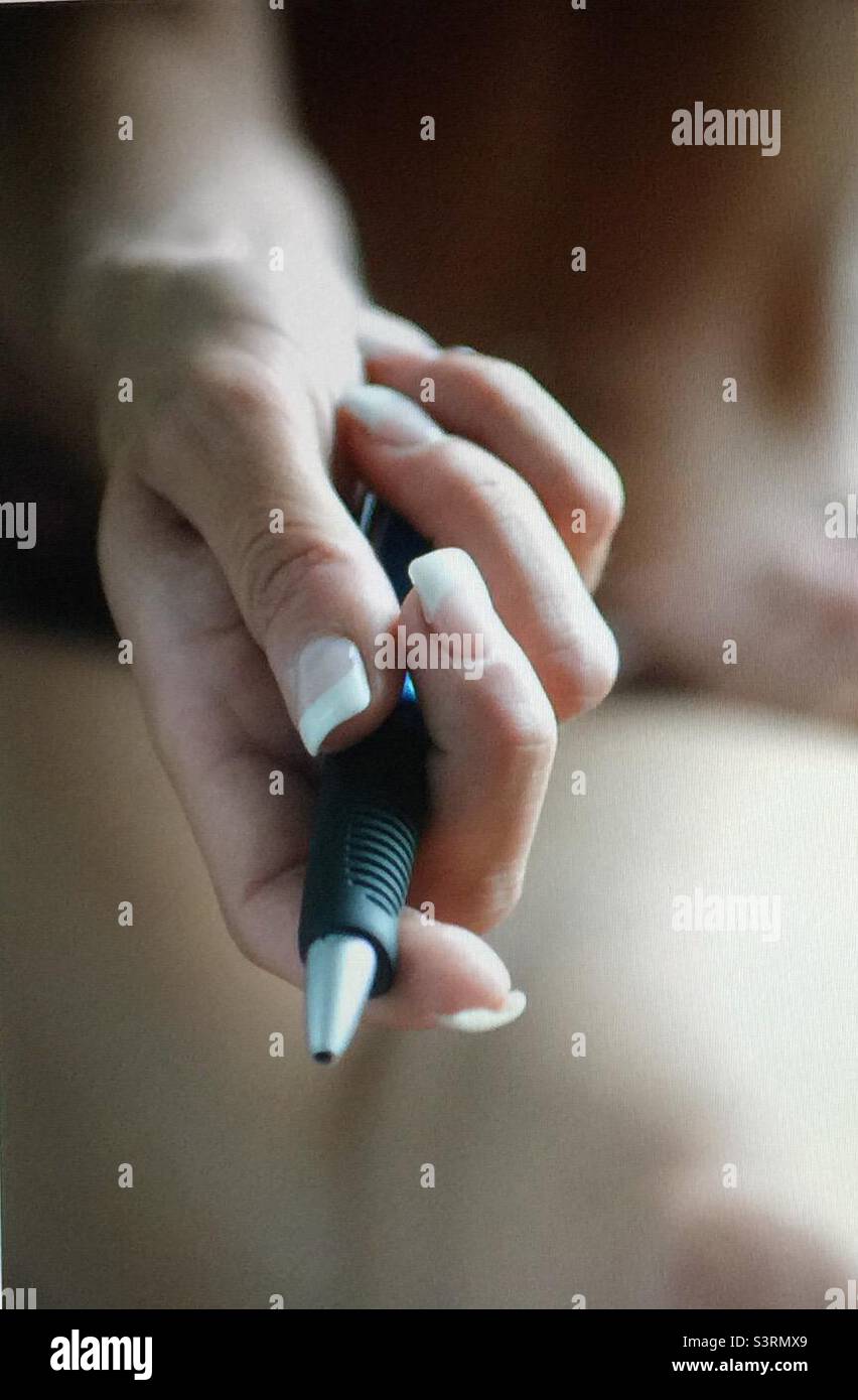 Stift in der Hand, Frauenhand, Stift, Kugelschreiber, gepflegte Hand, Stockfoto