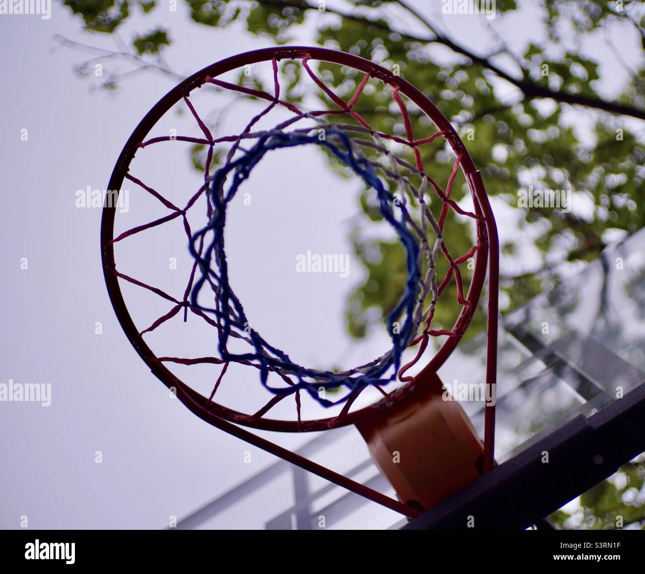 Direkt unter dem Reifen. Stockfoto