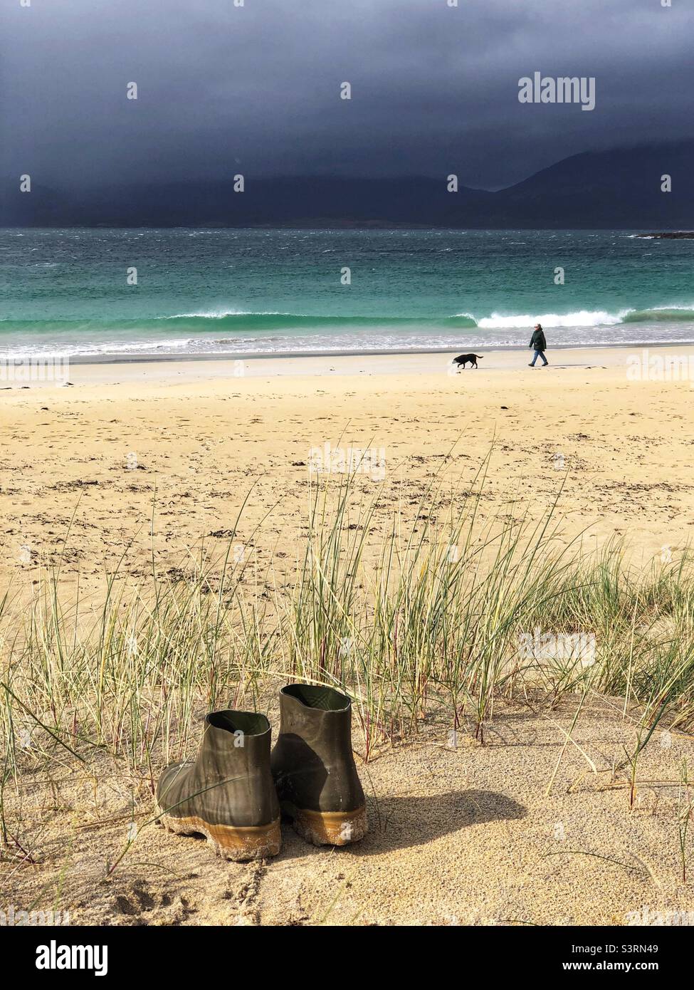 Zwei Stiefel am Strand von Luskentire, Isle of Harris, Schottland - Smartphone-aufgenommenes Stockfoto