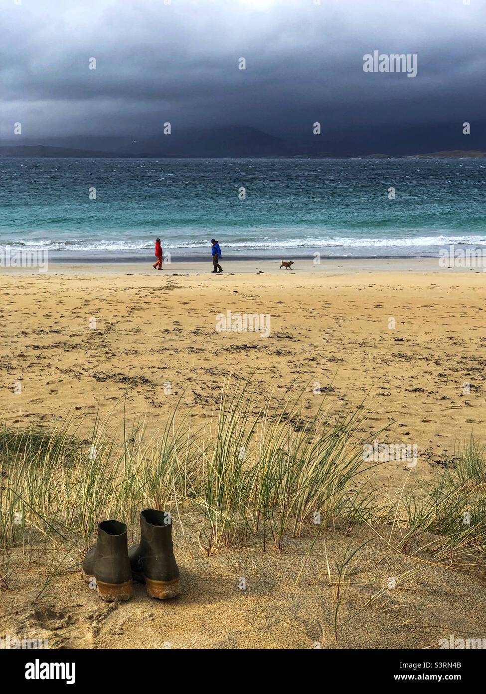 Zwei Stiefel am Strand von Luskentire, Isle of Harris, Schottland - Smartphone-aufgenommenes Stockfoto