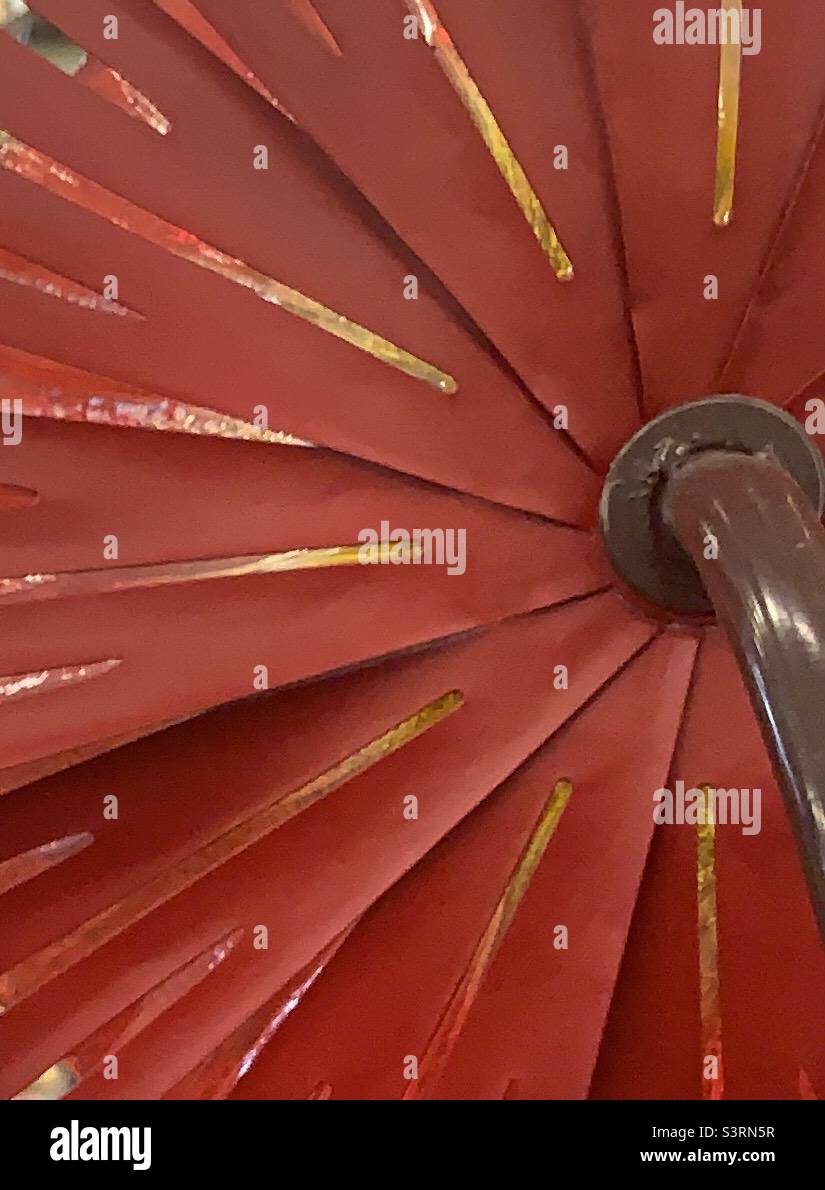 Abstrakte Nahaufnahme von rotem Metall und gelben Blumen Rasen Ornament mit silbernen Metall Stiel - Smartphone-aufgenommenes Stockfoto