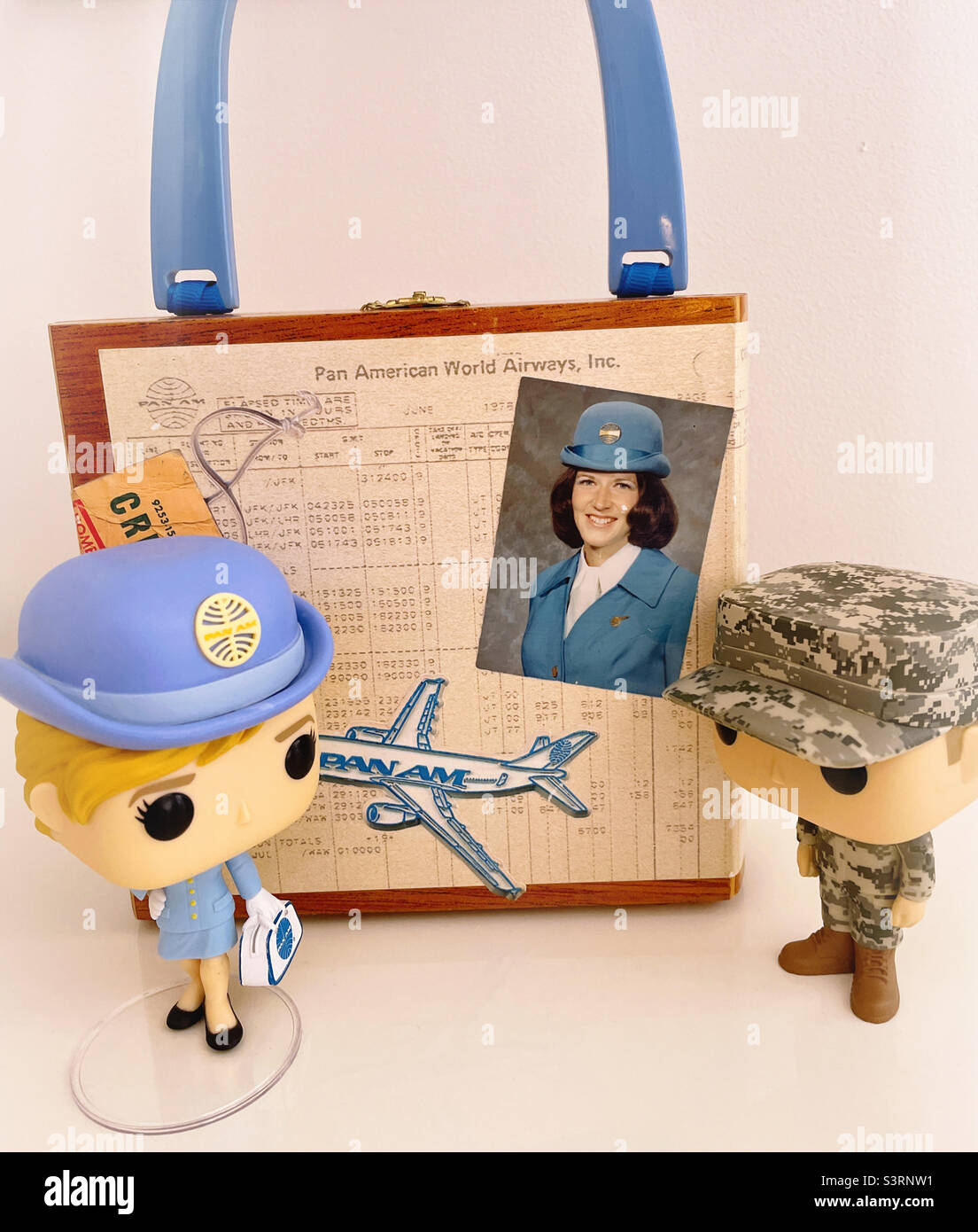 Vintage Pan am Flight Attendant Memorabilia Zigarrenbox Geldbörse auf dem Display mit zwei Funko POP-Figuren, 2022, USA - Smartphone-aufgenommenes Stockfoto