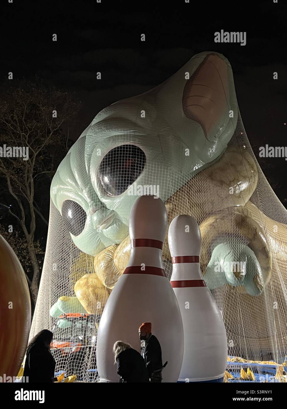 Baby Yoda balón in der Nacht vor Macy’s Thanksgiving Parade Stockfoto