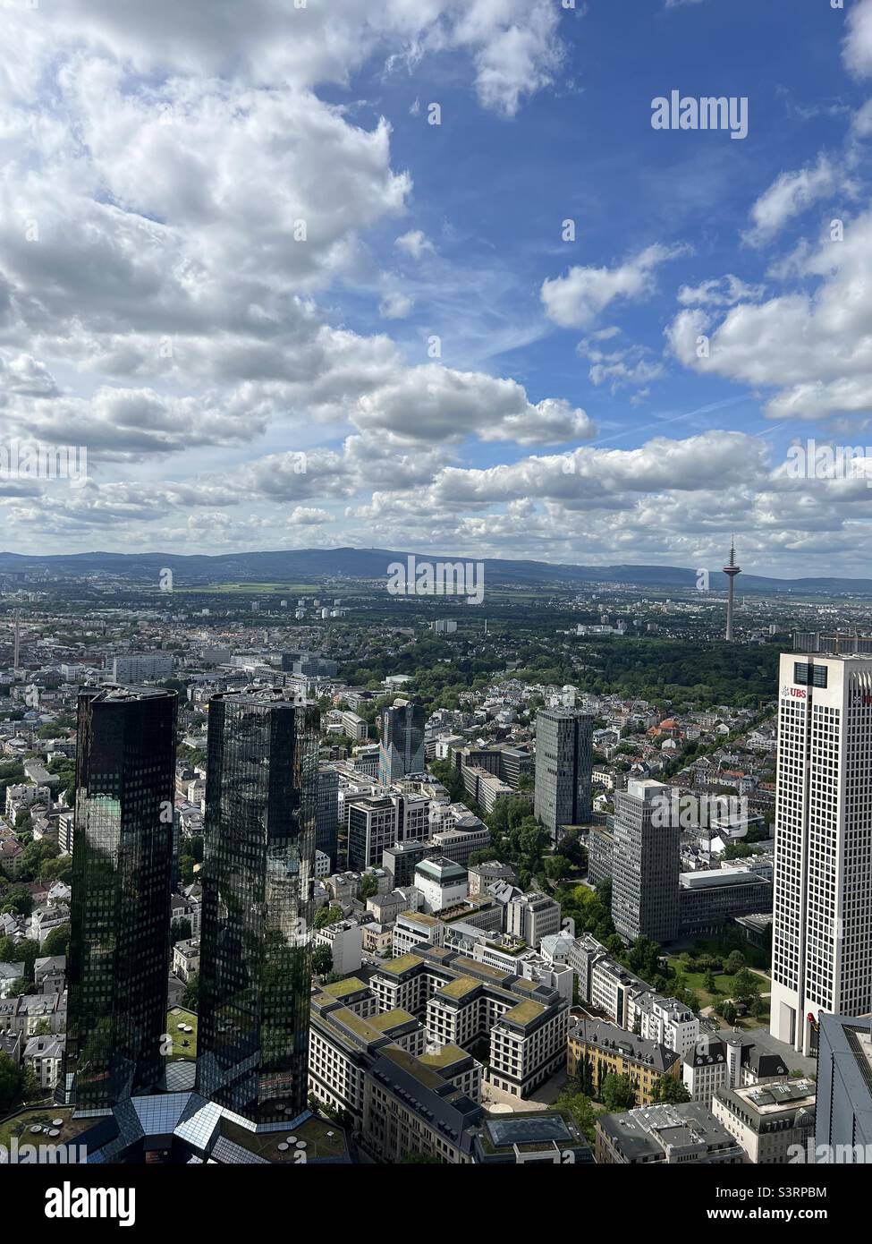 Frankfurt Main, Deutschland, von oben mit Wolkenkratzern im Vordergrund und Natur des Taunus im Hintergrund. Die Deutsche Bank steht auf der linken Seite Stockfoto