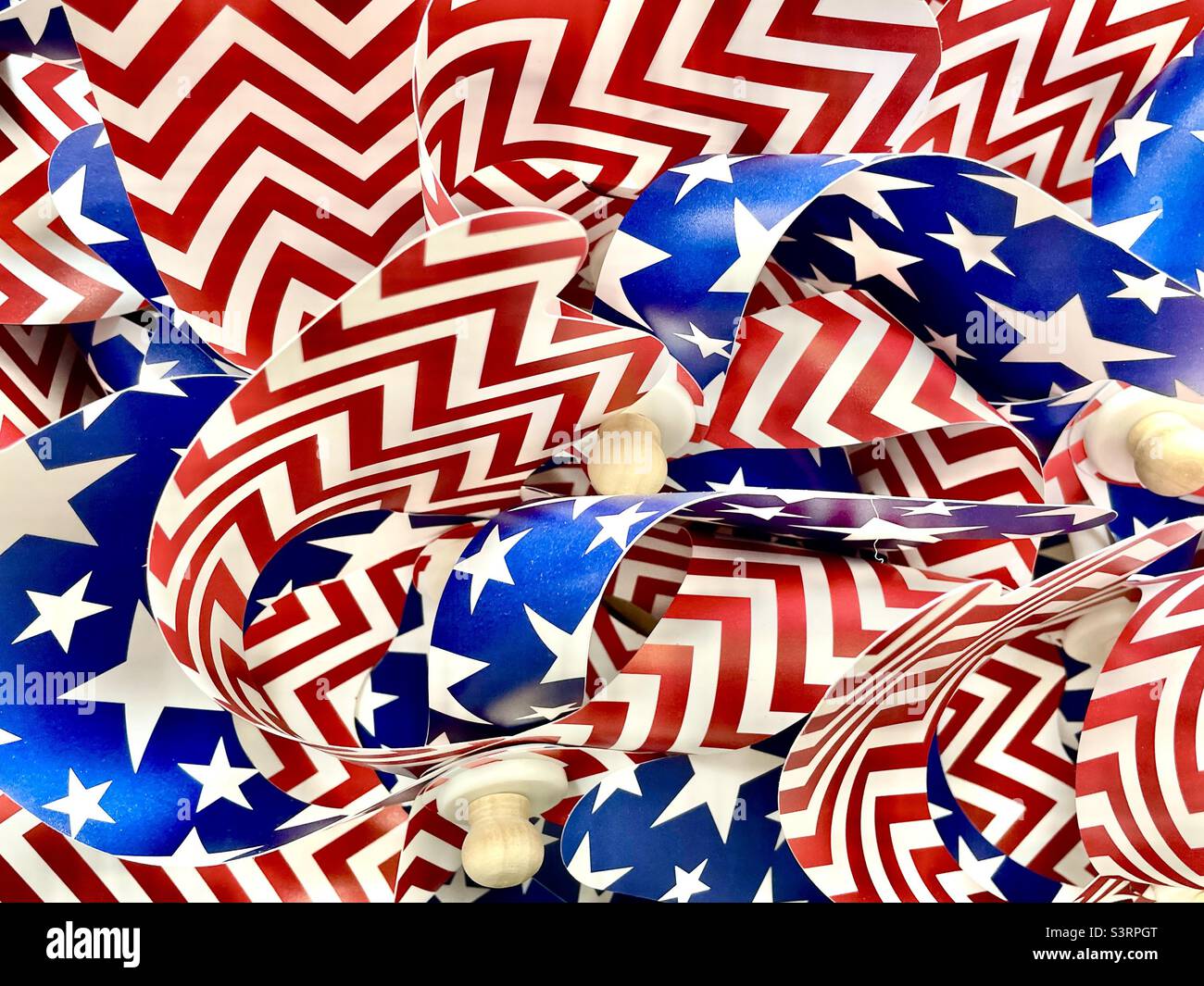 Holiday themed pinwheels for Sale at a local Walmart in Utah, USA.Near Memorial Day und dem Beginn der Sommersaison. - Smartphone-aufgenommenes Stockfoto