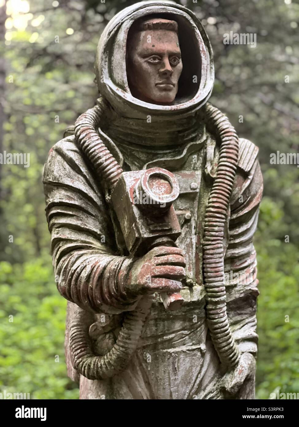 Die Astronautenstatue in einem Garten - Smartphone-aufgenommenes Stockfoto