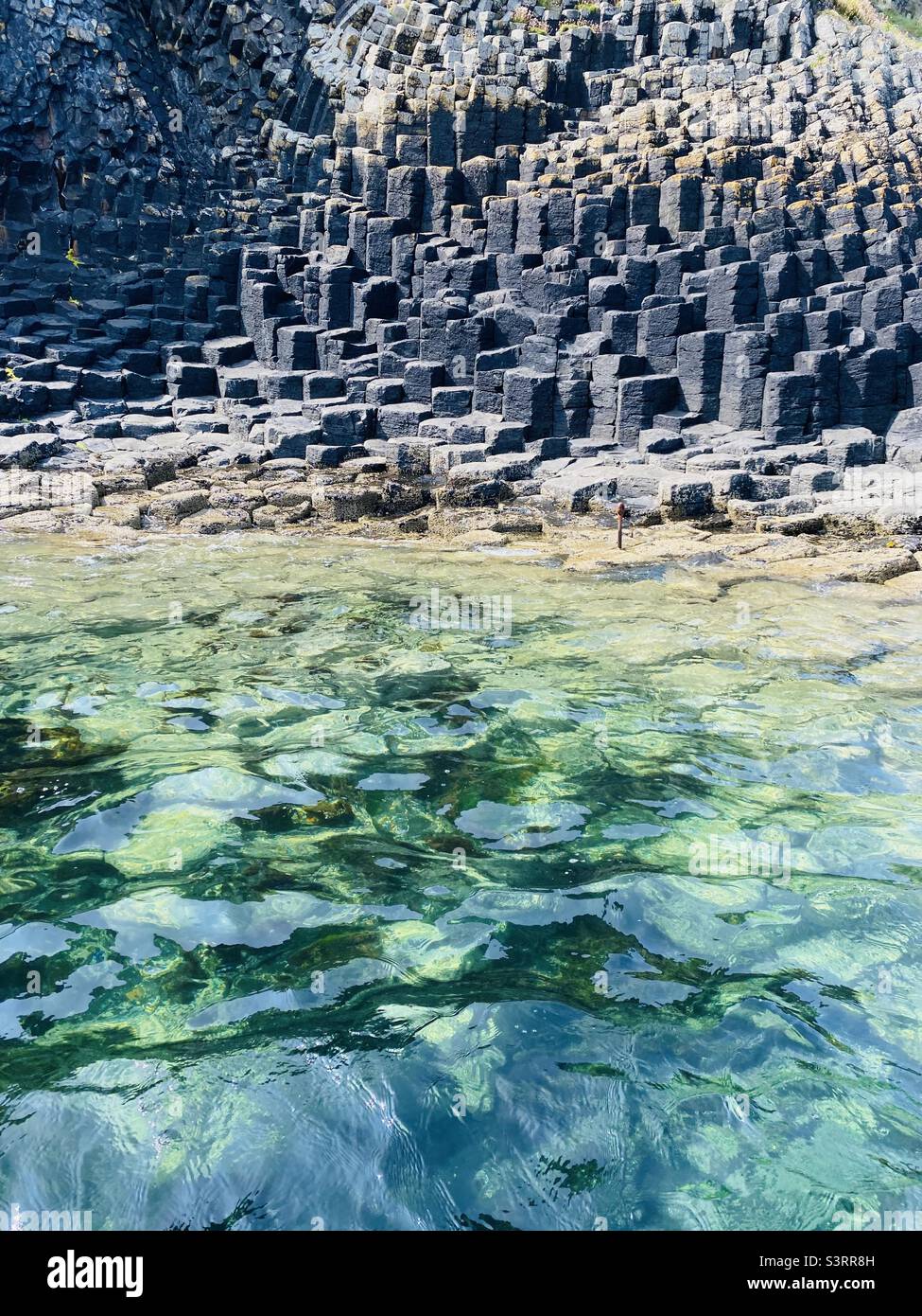 Sechseckige Basaltsteinformationen auf der Isle of Staffa Stockfoto