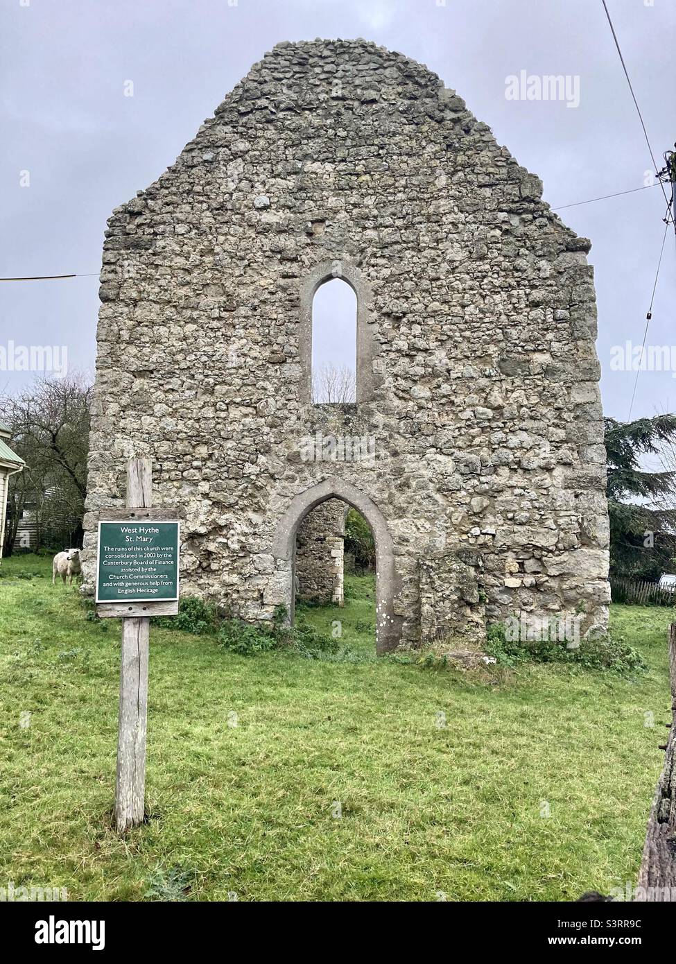 Die Ruinen der St. Mary’s Kirche im Westen von Hythe. Kent. Durch einen Brand im Jahr 1620 zerstört Stockfoto