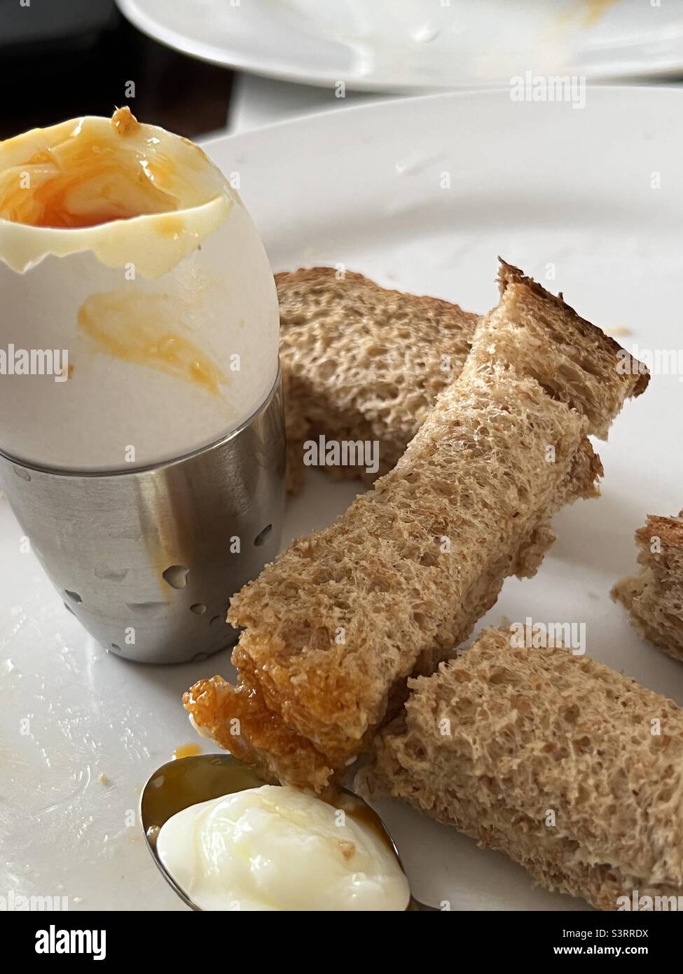 Gekochtes Ei mit Brot und Butter Soldat Stockfoto