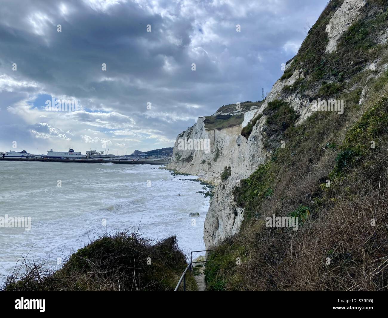 Wolkiger Himmel über den weißen Klippen von Dover - Smartphone-aufgenommenes Stockfoto