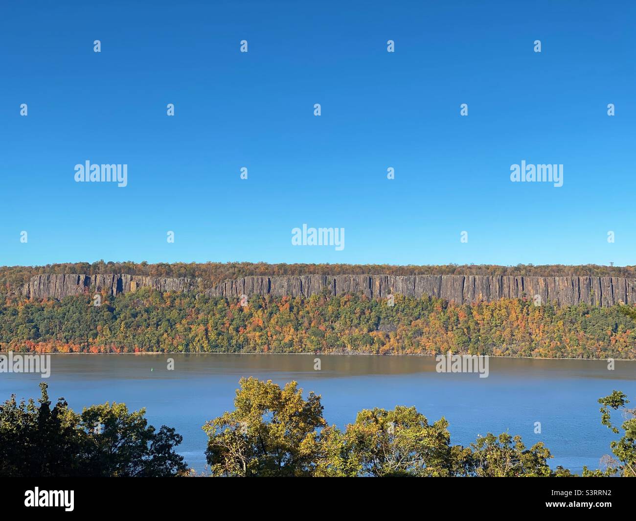 Blick über den Hudson River in New York im Herbst - Smartphone-aufgenommenes Stockfoto