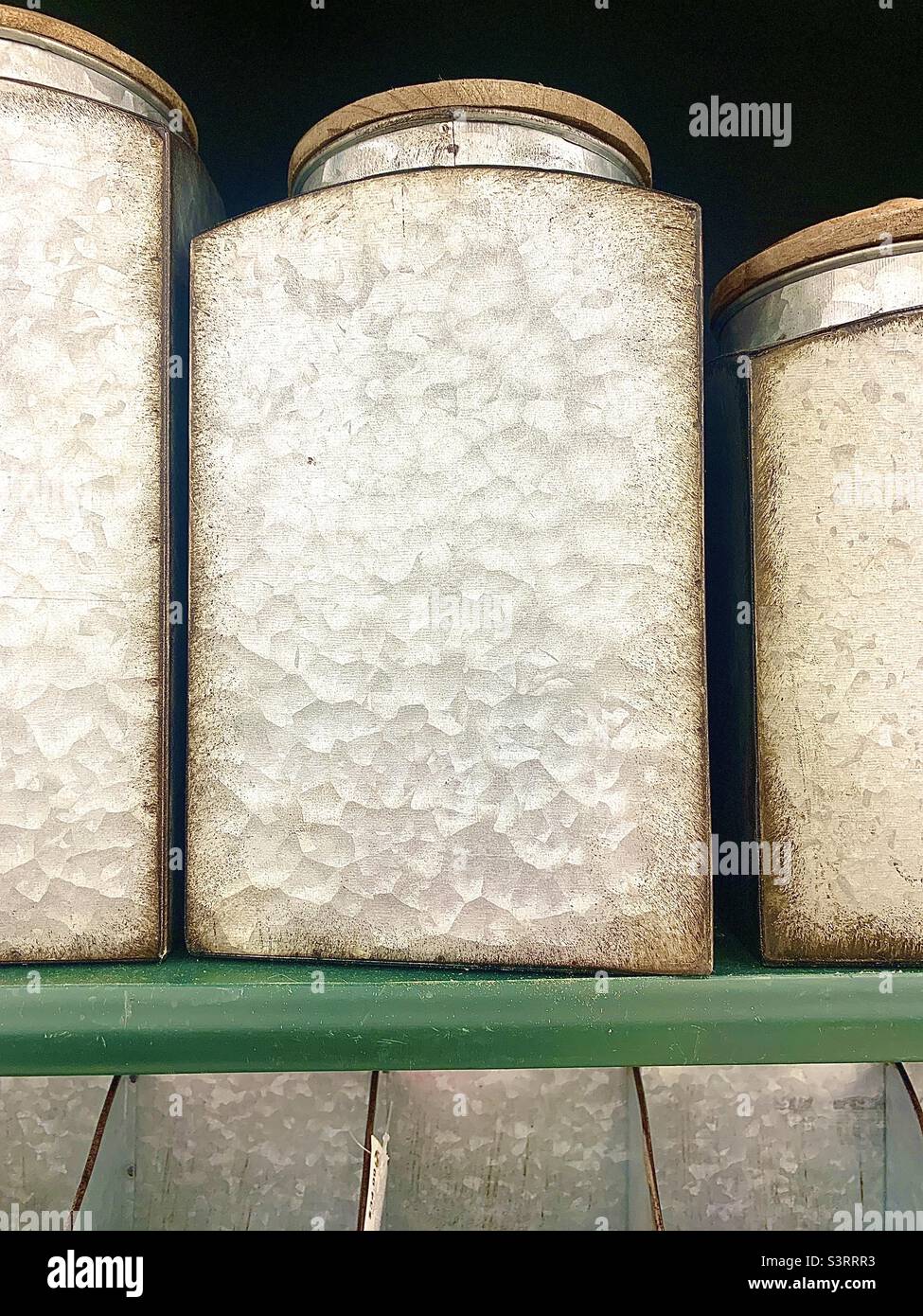 Einfache, aber dramatische Zusammensetzung, 3 Metallbehälter im Regal Stockfoto