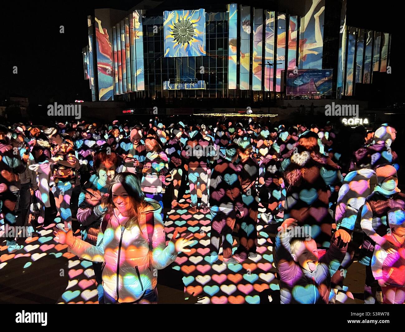 Die Menschen nehmen an einer interaktiven Lichtmalerei-Show beim Lunar Festival of Lights in Sofia, Bulgarien, Teil Stockfoto