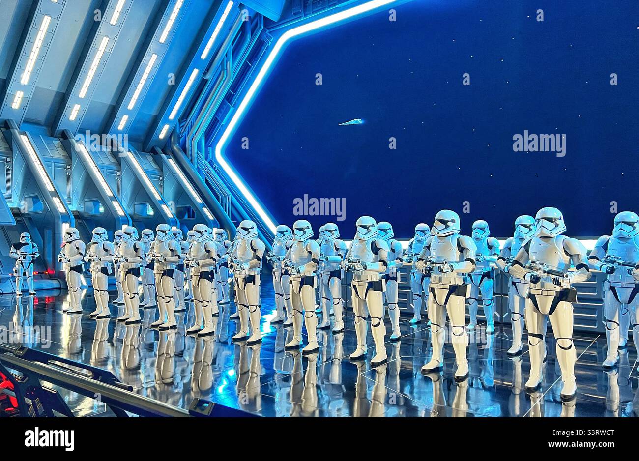 Storm Troopers at Star Wars Galaxy’s Edge - Aufstieg des Widerstands in Disneys Hollywood Studios, Florida - Smartphone-aufgenommenes Stockfoto