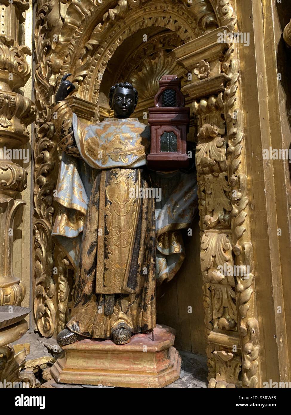 Statue des schwarzen heiligen Mannes in der portugiesischen Kirche Stockfoto