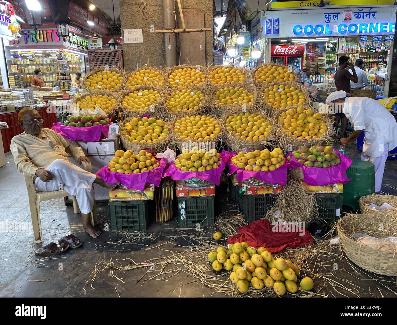 Mango-Verkäufer auf dem indischen Crawford-Markt in Mumbai Stockfoto