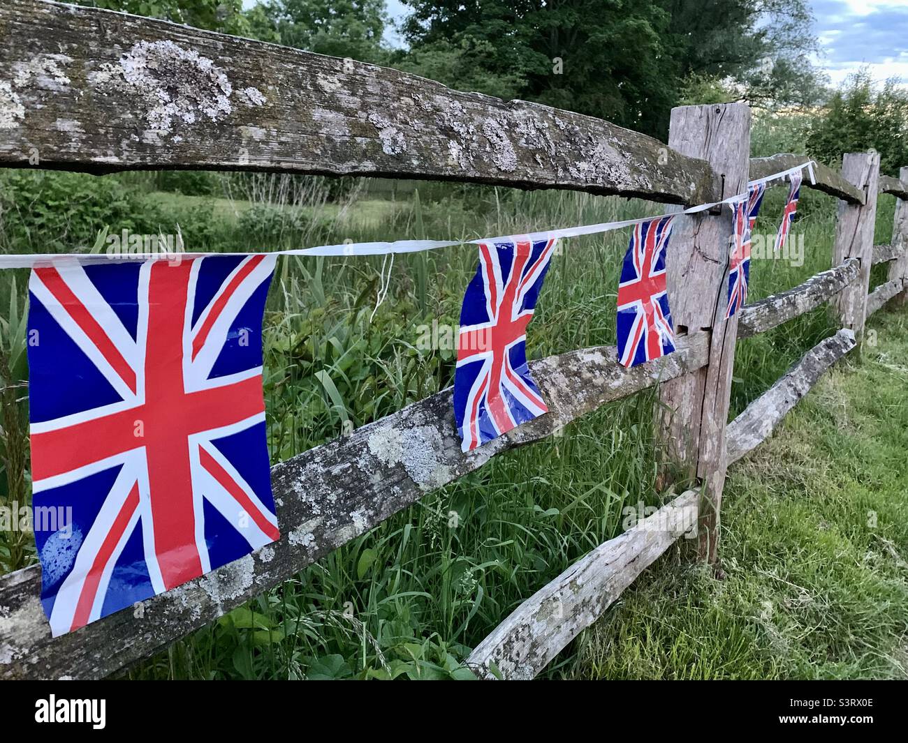 Jubilee Union Jack Flaggen, die am Holzzaun hängen Stockfoto