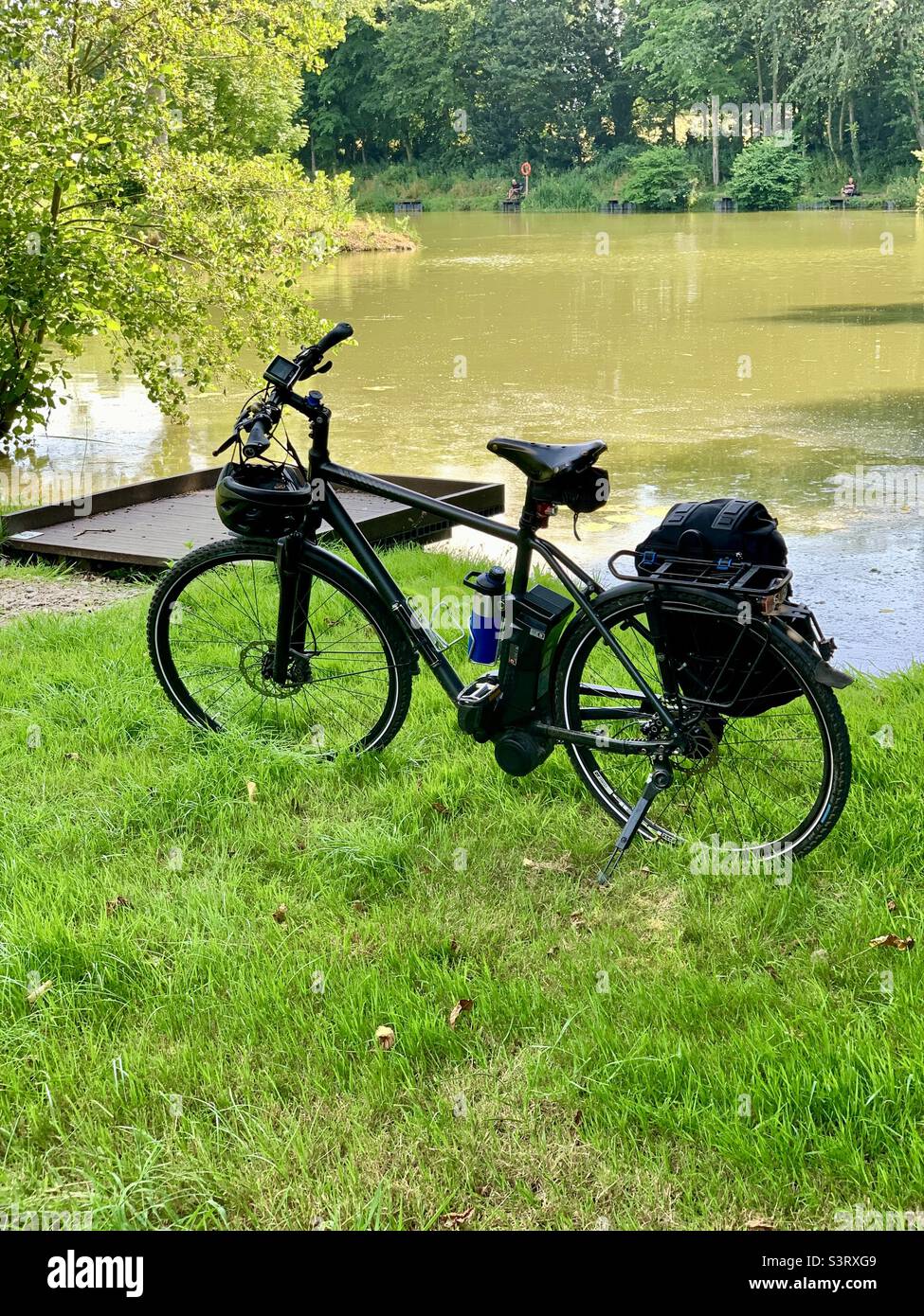 Die deutsche Firma Kalkhoff Pedelec Fahrrad geparkt auf Seitenständer an  einem Angelsee auf dem Gelände von Ruston Hall Northamptonshire England. An  einem schönen sonnigen Tag Stockfotografie - Alamy