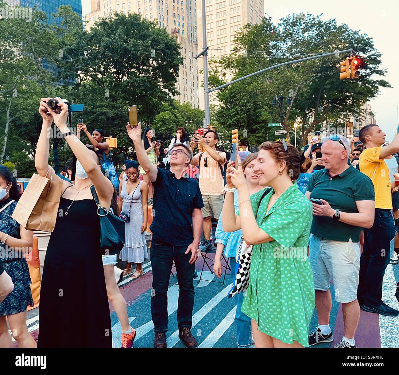 Viele Fotos von Manhattanhenge im Madison Square Park. - Smartphone-aufgenommenes Stockfoto