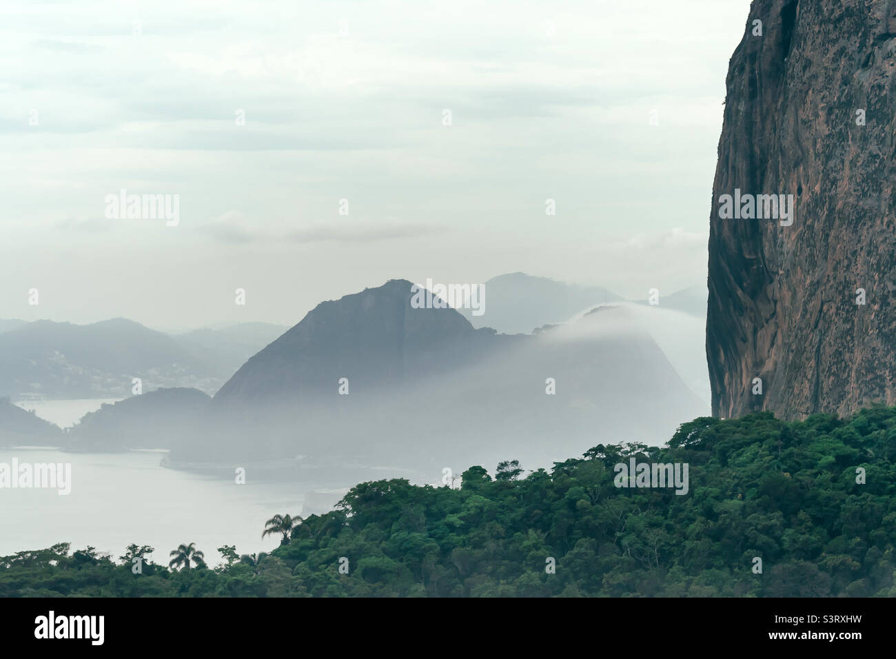 Nebliger Morgen in Rio de Janeiro, Blick auf die Berge Stockfoto