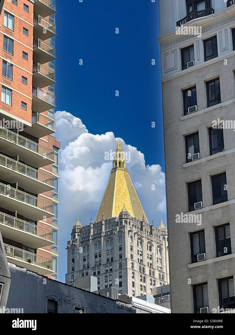 Die New York Lebensversicherung Hauptquartier verfügt über eine vergoldete Pyramide wie Kuppel, Nomade, New York City, USA, 2022 - Smartphone-aufgenommenes Stockfoto