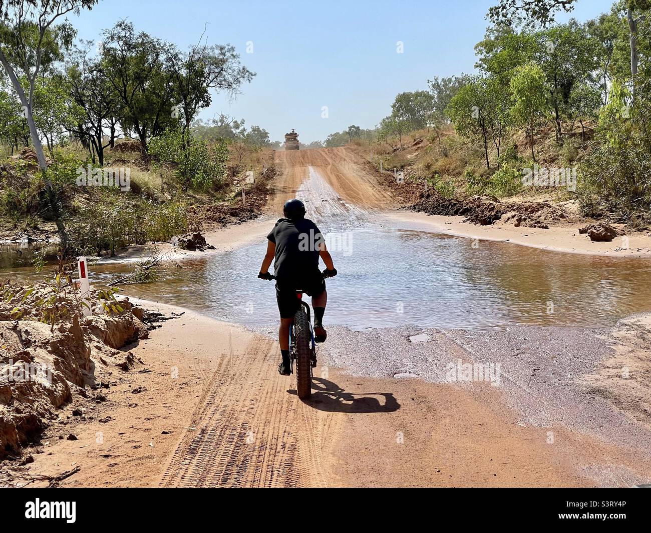 Radfahrer fahren auf einem fetten Fahrrad mit der Gibb Challenge 2022 auf der Gibb River Road in der Kimberley Western Australia Stockfoto