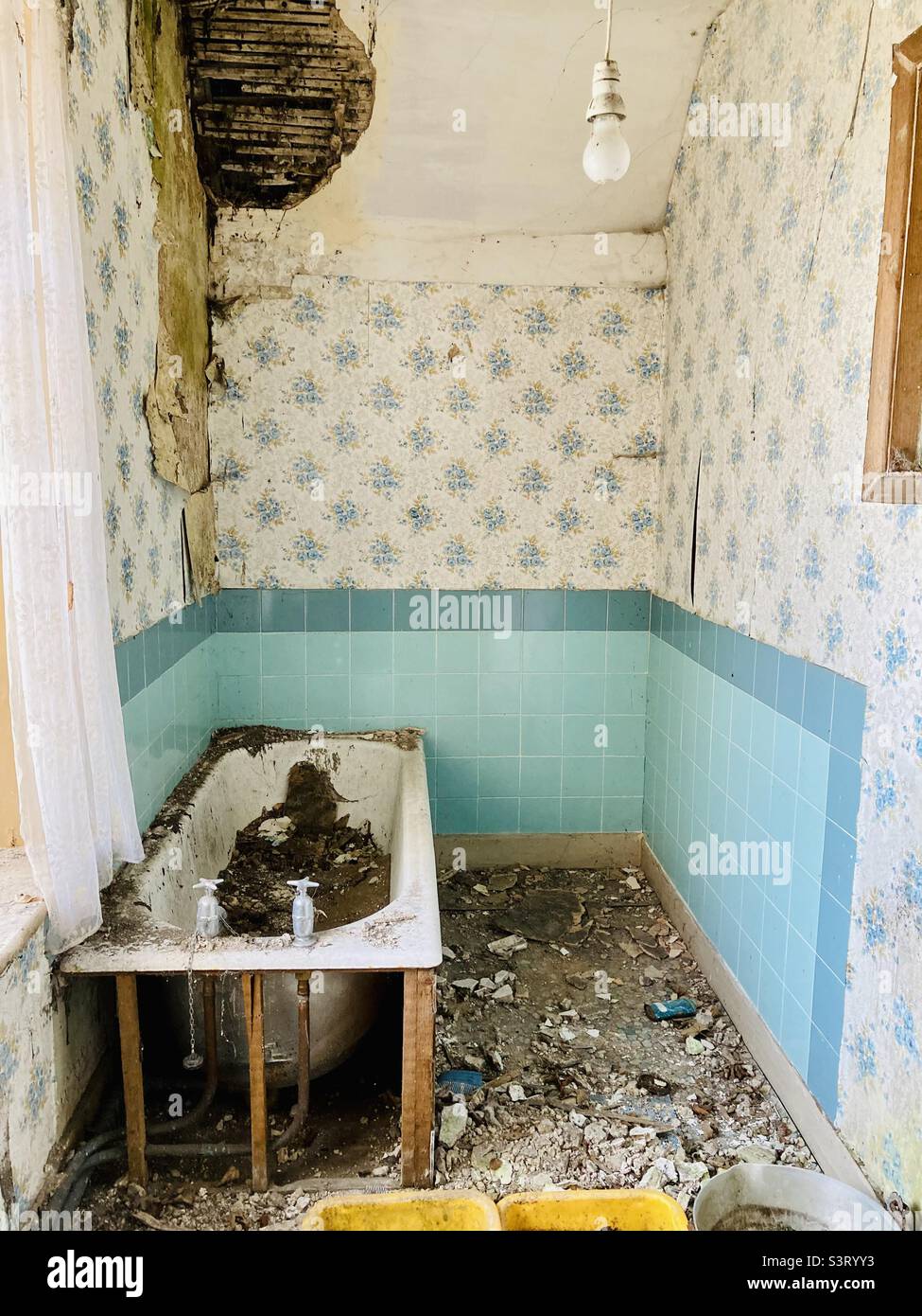 Bad in einem verfallenen Bauernhaus, mit der Decke eingestürzt - Smartphone-aufgenommenes Stockfoto