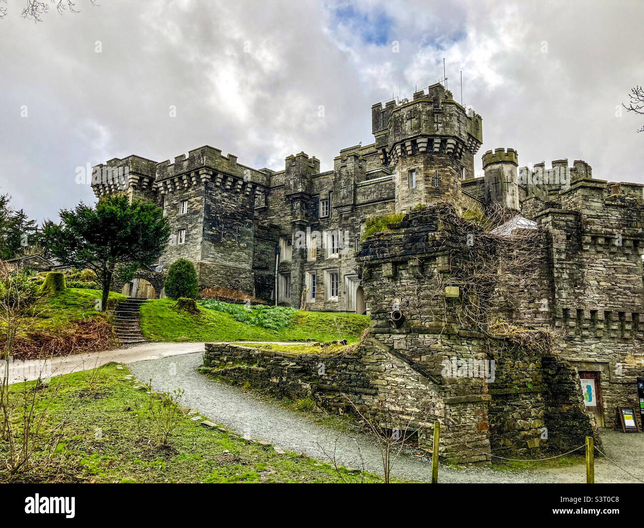 Low Wray Castle in der Nähe von Ambleside, Lake Windermere im Lake District an einem regnerischen Frühlingstag Stockfoto