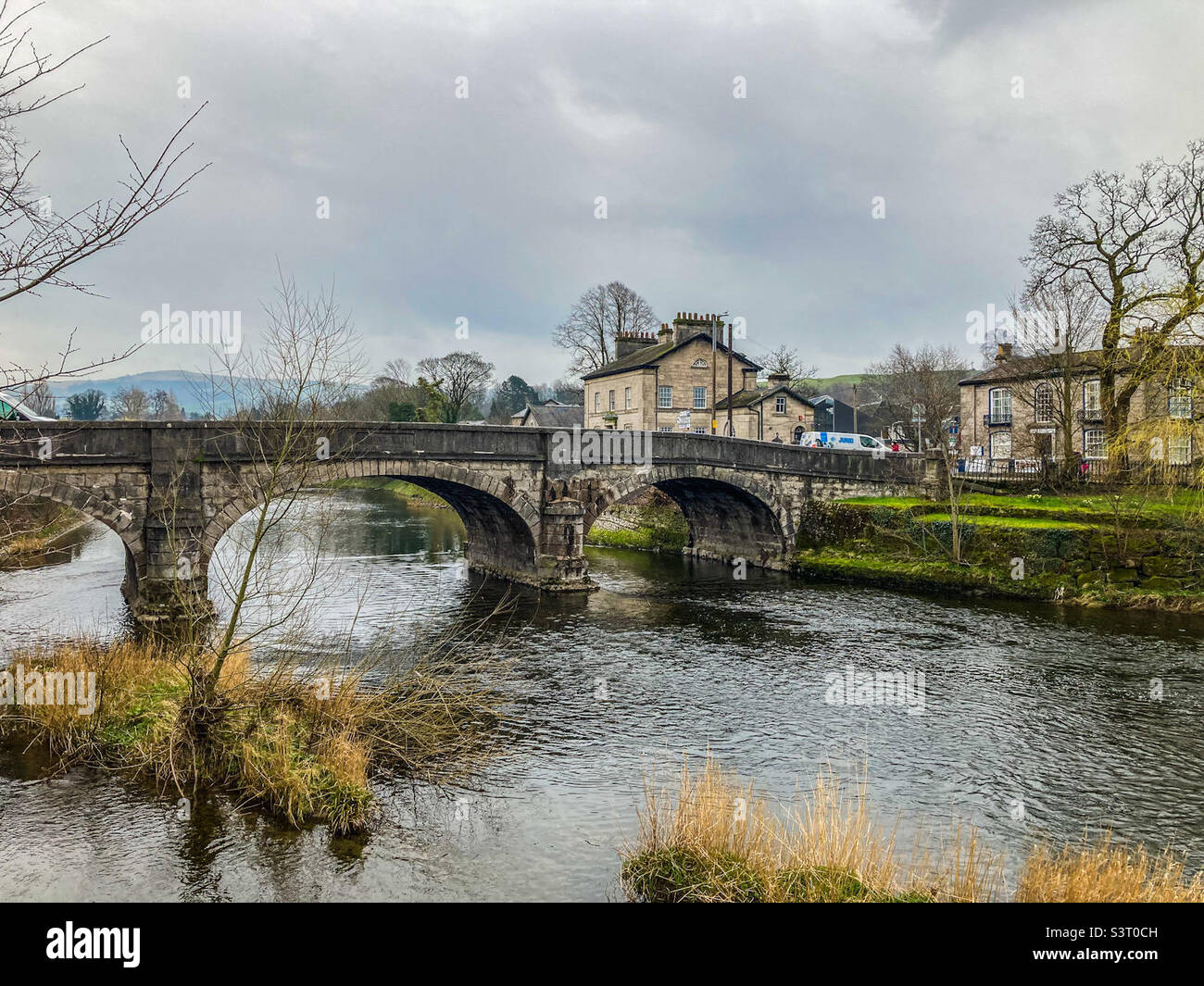 Brücke über den Fluss Kent in Kendal, Cumbria - Smartphone-aufgenommenes Stockfoto