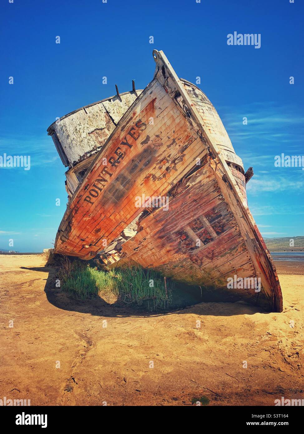 Antikes verlassenes Schiff Stockfoto