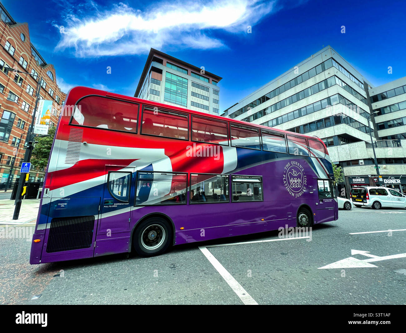 Der Queens Platinum Jubilee Bus im Stadtzentrum von Leeds Stockfoto