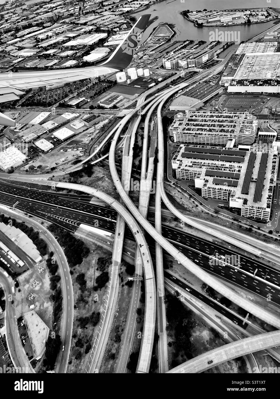 Highway 101 unter einem Labyrinth von Überführungen in der Nähe von San Francisco. Sun Country Flugzeugflügel. Stockfoto