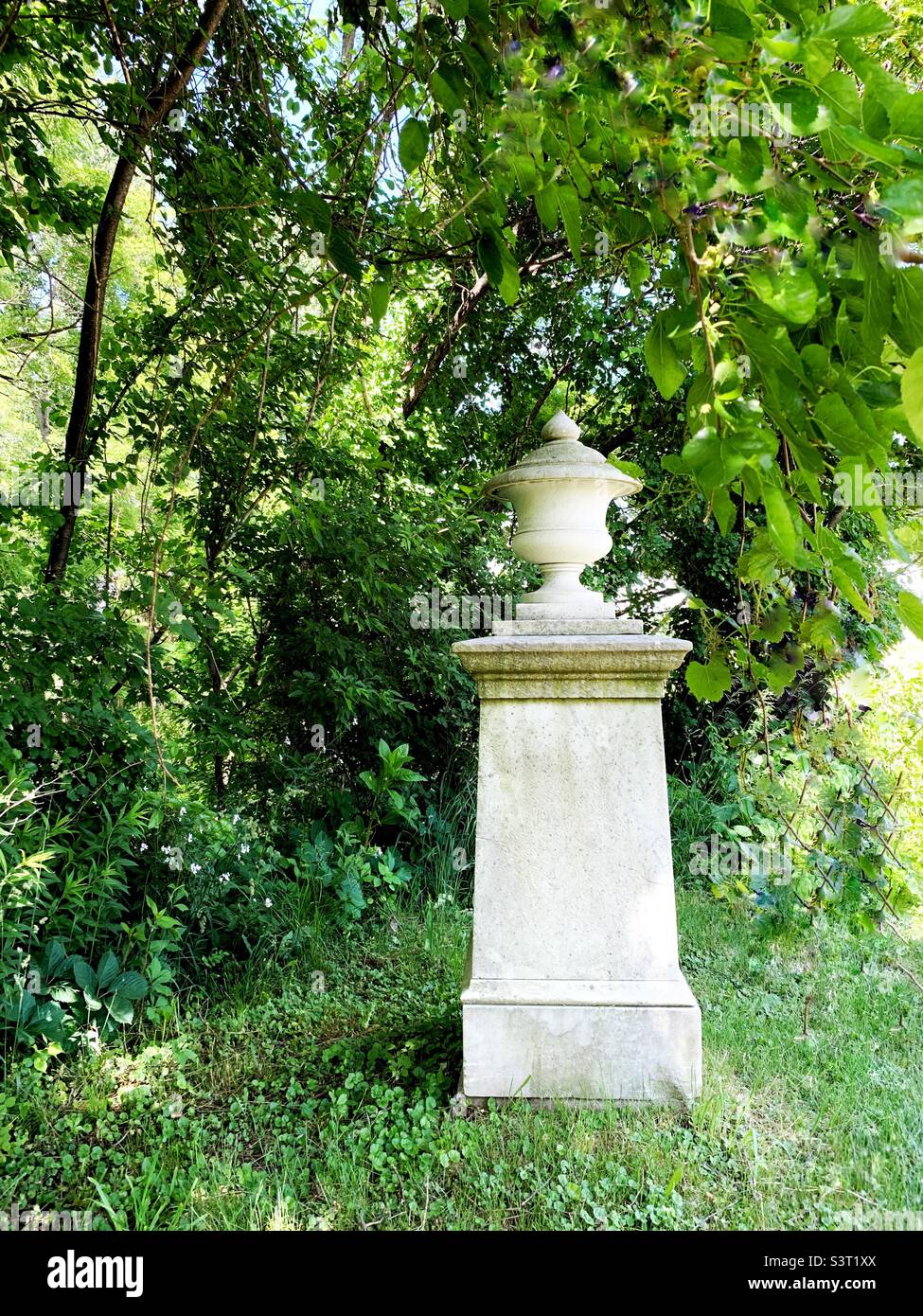 Antiker Marmor-Obelisk im Garten hinter verlassenen Herrenhaus - Smartphone-aufgenommenes Stockfoto