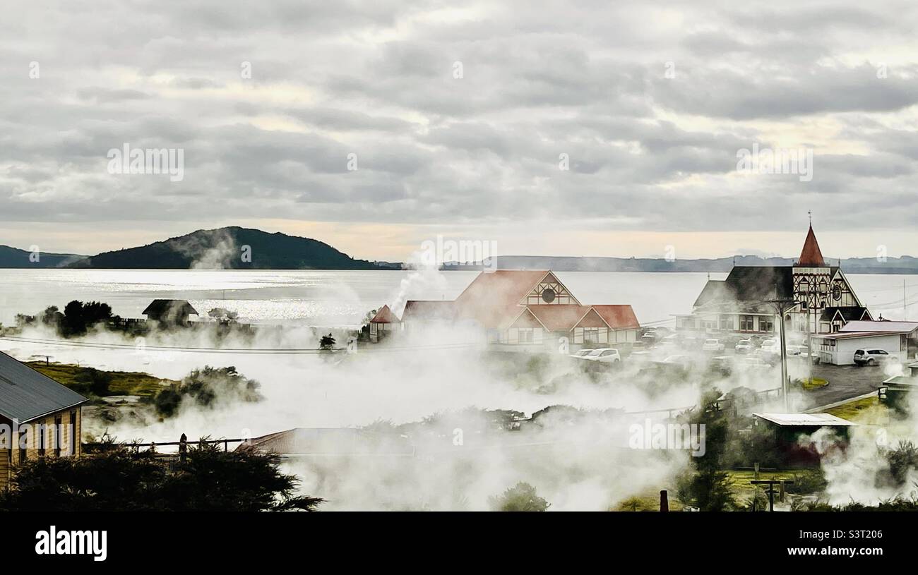 Ein Morgen bei einem Maori-Dorf auf einem geothermischen Boden in Rotorua, Neuseeland Stockfoto