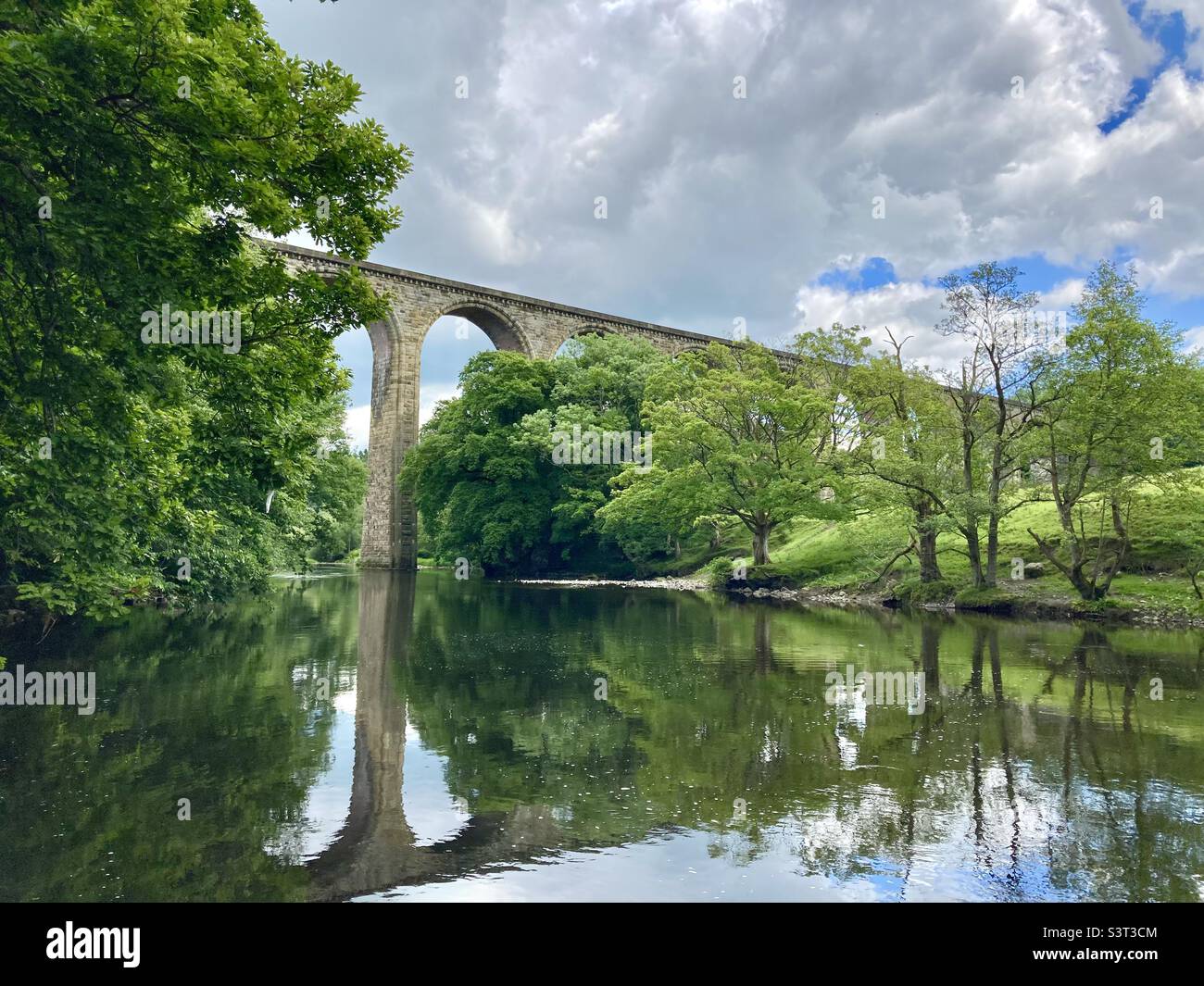 Eisenbahnbrücke über einen Fluss Stockfoto