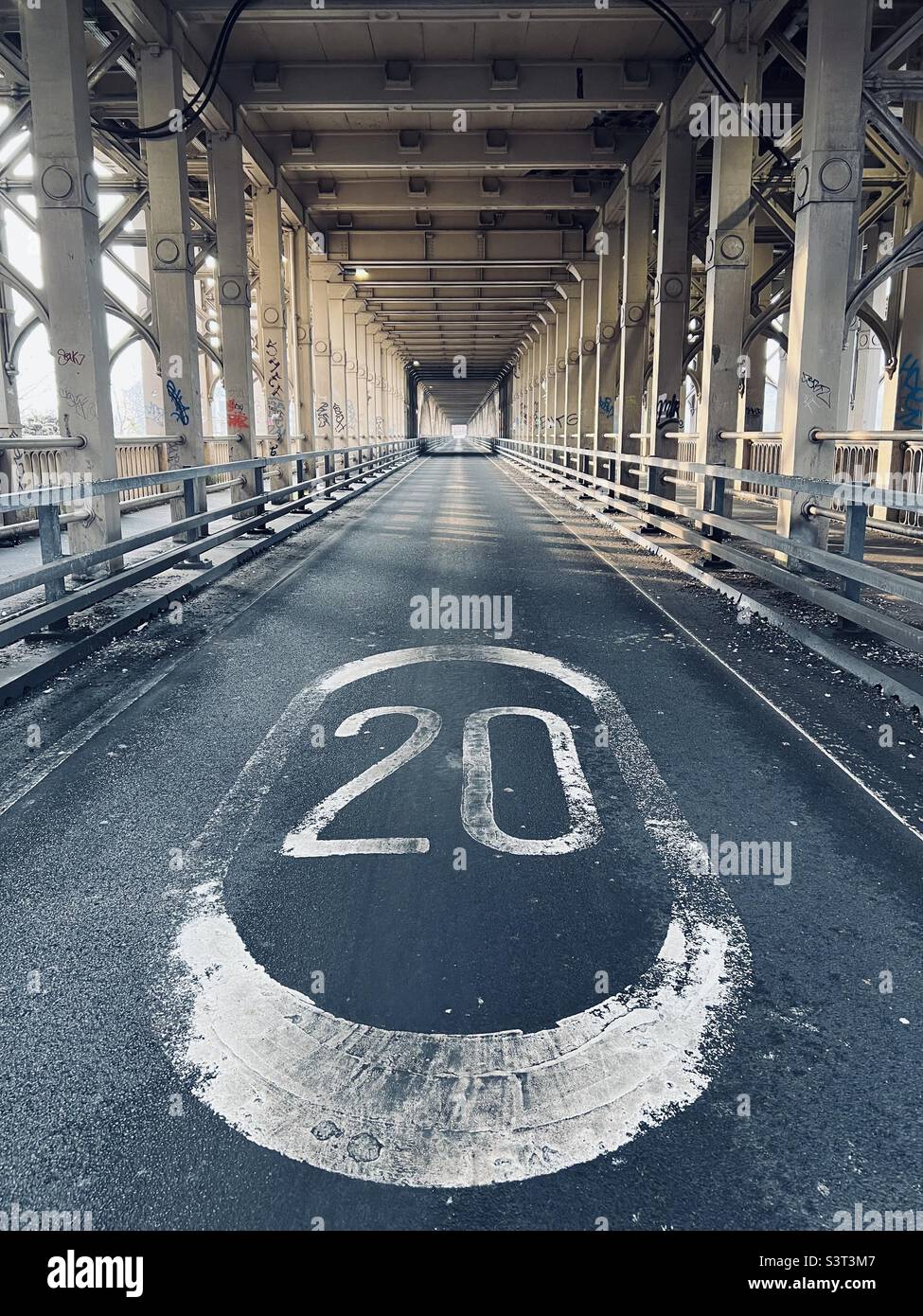 20MPH Geschwindigkeitsbegrenzung auf Fahrbahnmarkierungen Stockfoto