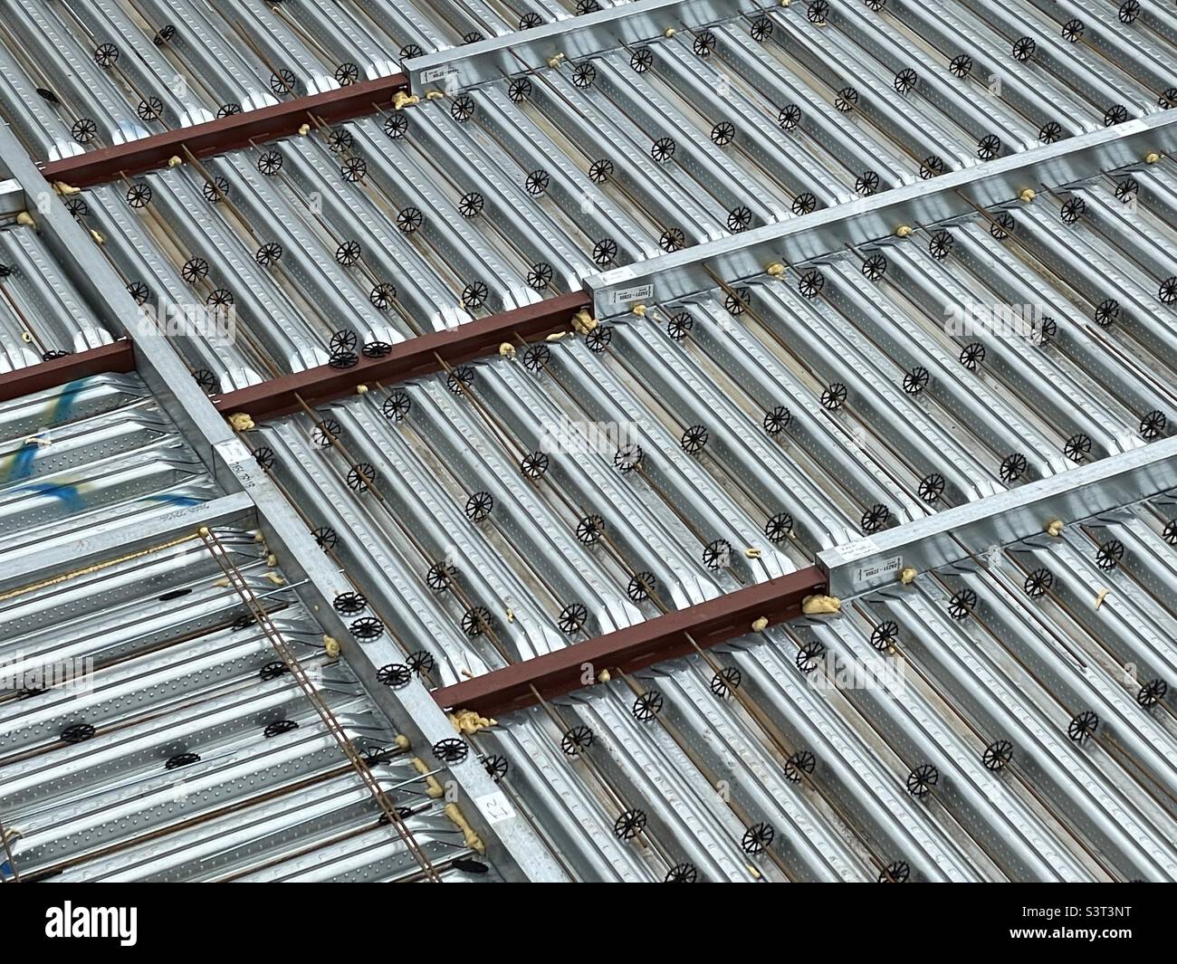 Ein Gitter aus verzinkten Dachträgern auf einer Baustelle in Worcester, Großbritannien Stockfoto