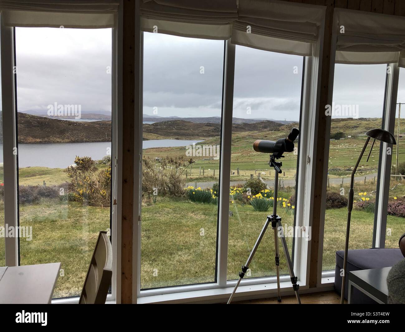Blick auf die Landschaft der Isle of Lewis durch ein großes Fenster, Schottland, Großbritannien - Smartphone-aufgenommenes Stockfoto