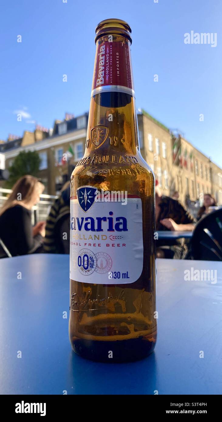 Leere Bavaria 0’0 Bierflasche auf einem Terrassentisch Stockfoto