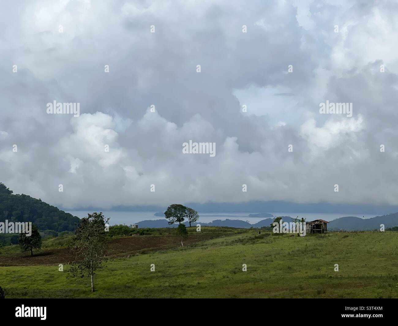 Eine malerische Aussicht auf Hochebene, Hügel und See in Piagapo, Lanao del Norte. Stockfoto