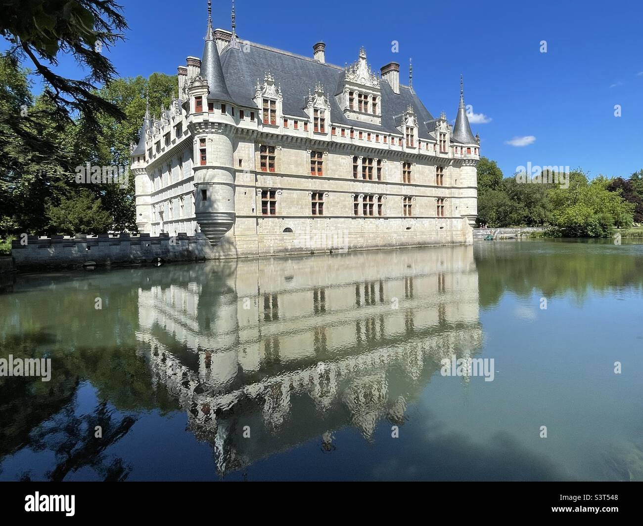 Die Château von Azay-Le-Rideau spiegelte sich in den stillen Gewässern des Flusses Indre wider, einem Juwel der Touraine-Region im zum UNESCO-Weltkulturerbe gehörenden französischen Loire-Tal Stockfoto