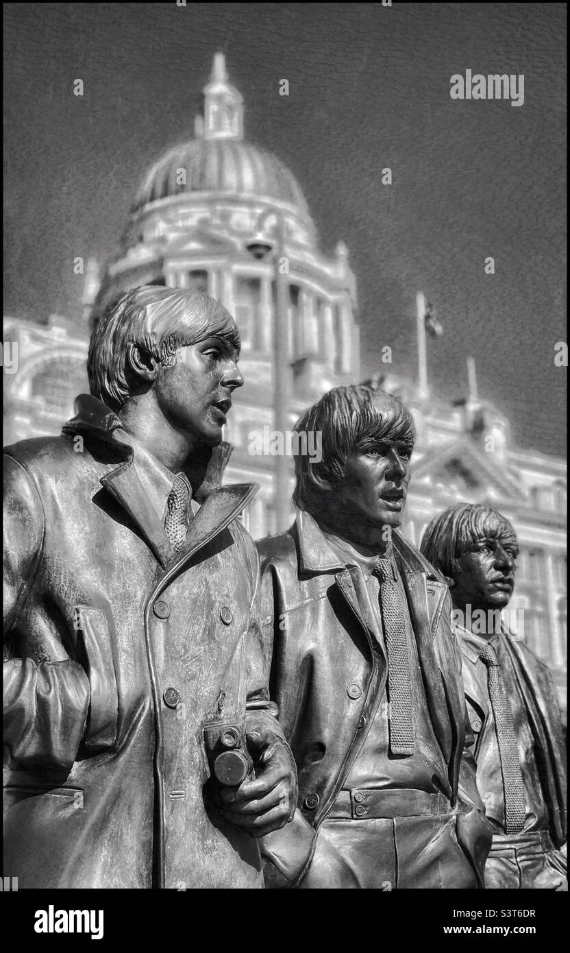 Die berühmte Bronzeskulptur „Beatles“, die 3 der legendären „Fab Four“ @ The Pier Head in Liverpool, England, darstellt. Hier sind Paul McCartney, George Harrison & Ringo Star zu sehen. Foto ©️ COLIN HOSKINS Stockfoto