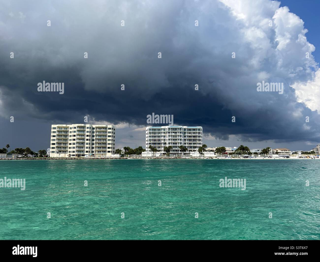 Dunkle Sturmwolken über der Strandküste von Florida, Emerald Coast Stockfoto