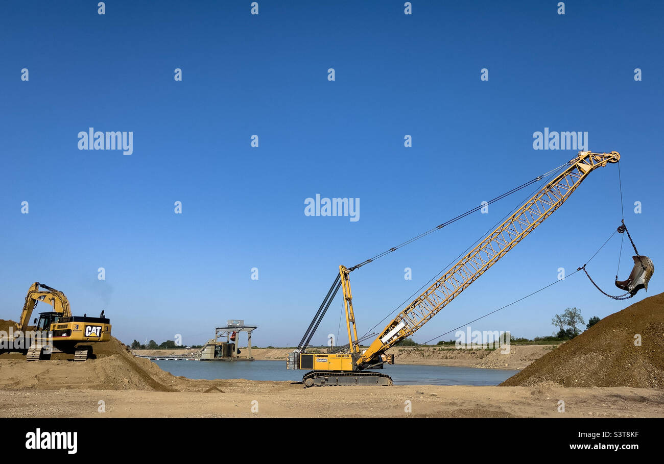 Schwere Maschinen an einer Ausgrabungsstätte - Smartphone-aufgenommenes Stockfoto