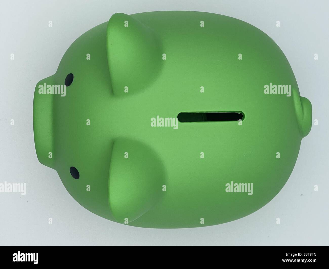 Eine Luftaufnahme eines lindgrünen Sparschweinens. - Smartphone-aufgenommenes Stockfoto