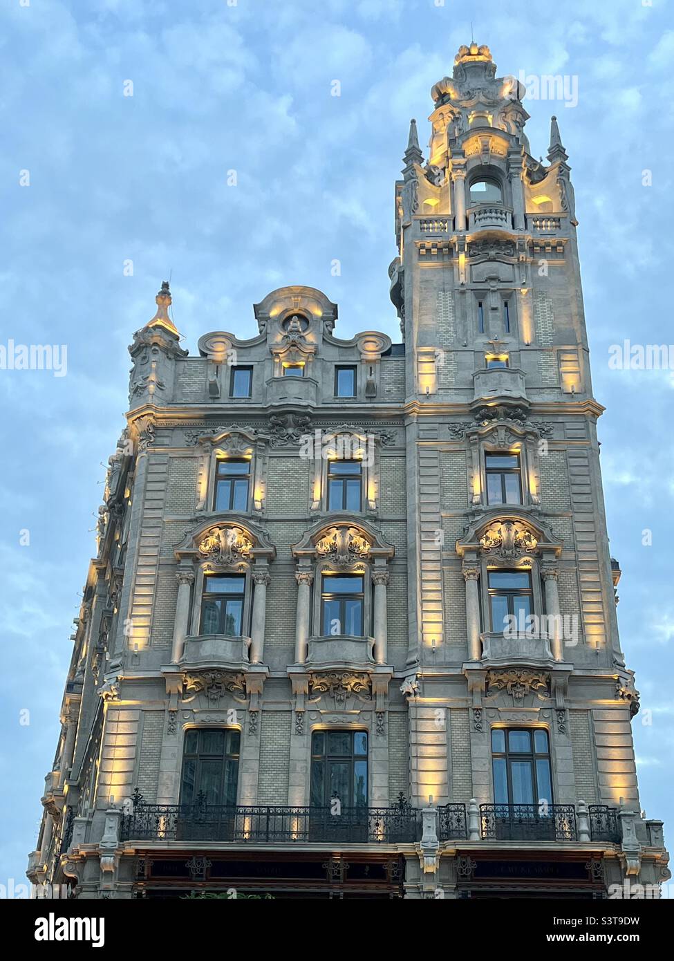 Matild Palast in der Nähe der Elisabethbrücke in Pest, Budapest, Ungarn bei Sonnenuntergang mit Lichtern Stockfoto