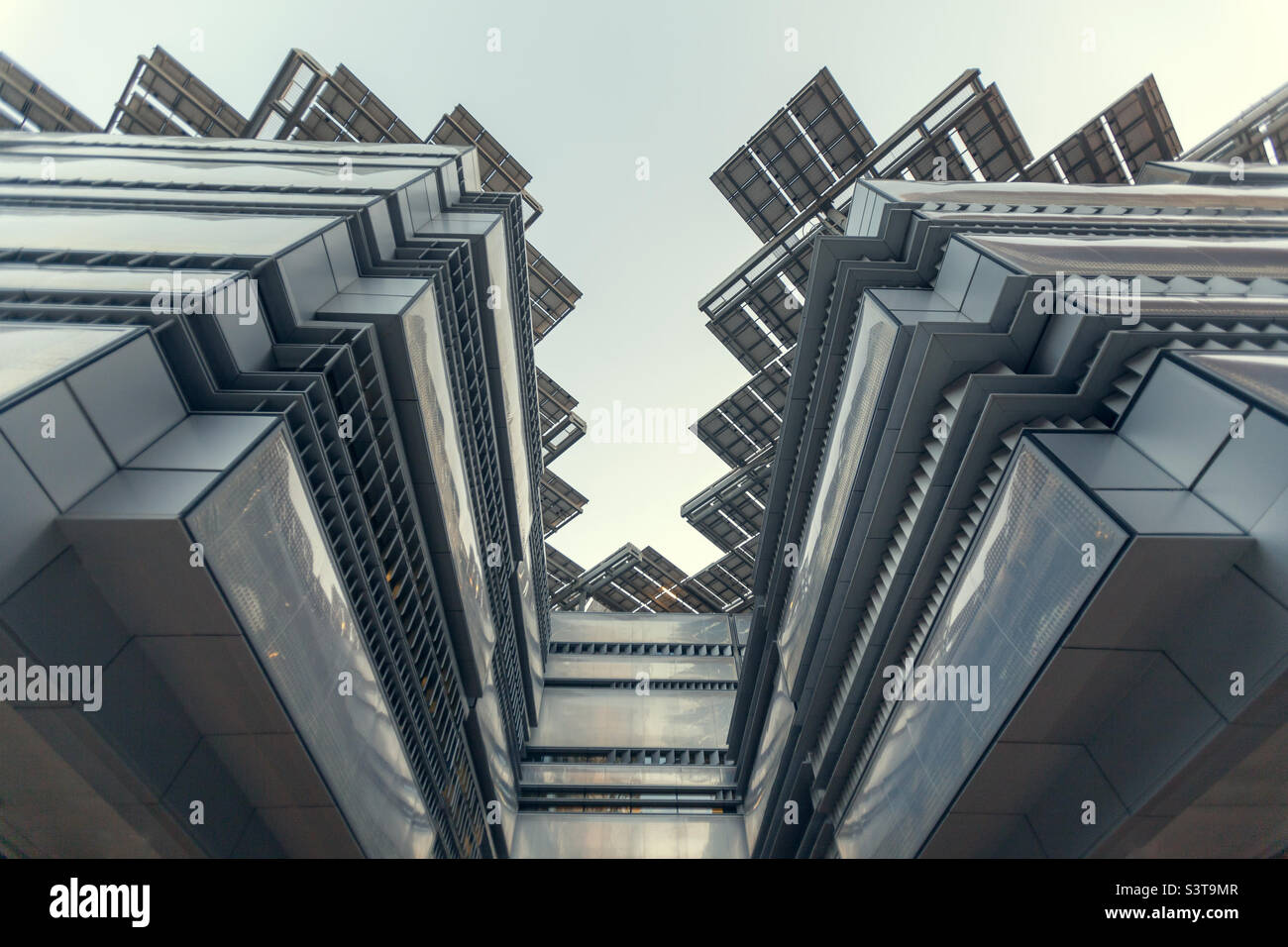 Symmetrisches modernes Stahlgebäude, Blick nach oben, architektonische Landschaft Stockfoto